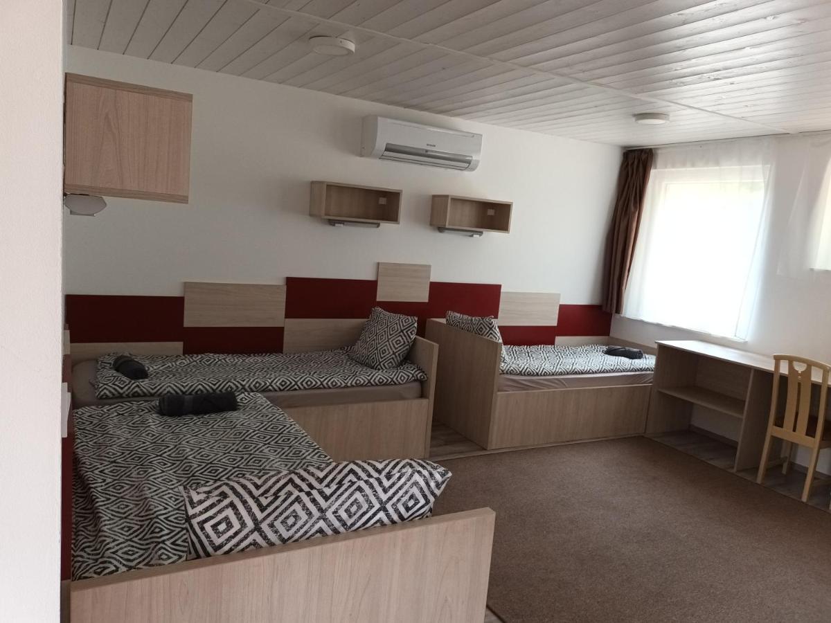 Tiszaliget Apartman Es Szallo 솔노크 외부 사진